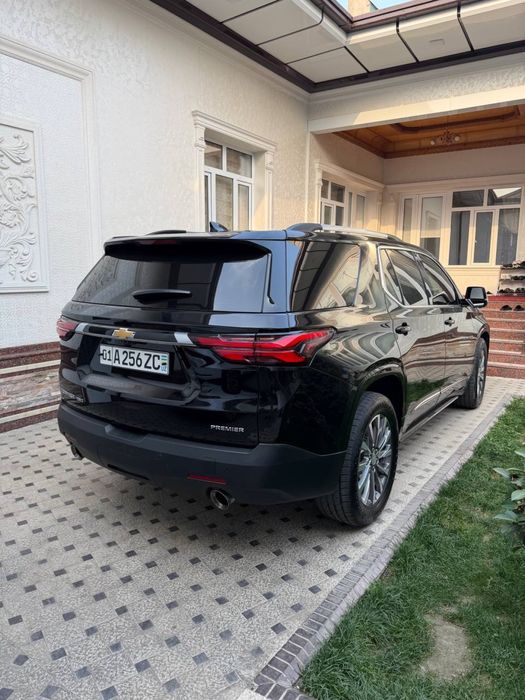 Travers premier 2023-yil qora rang toza