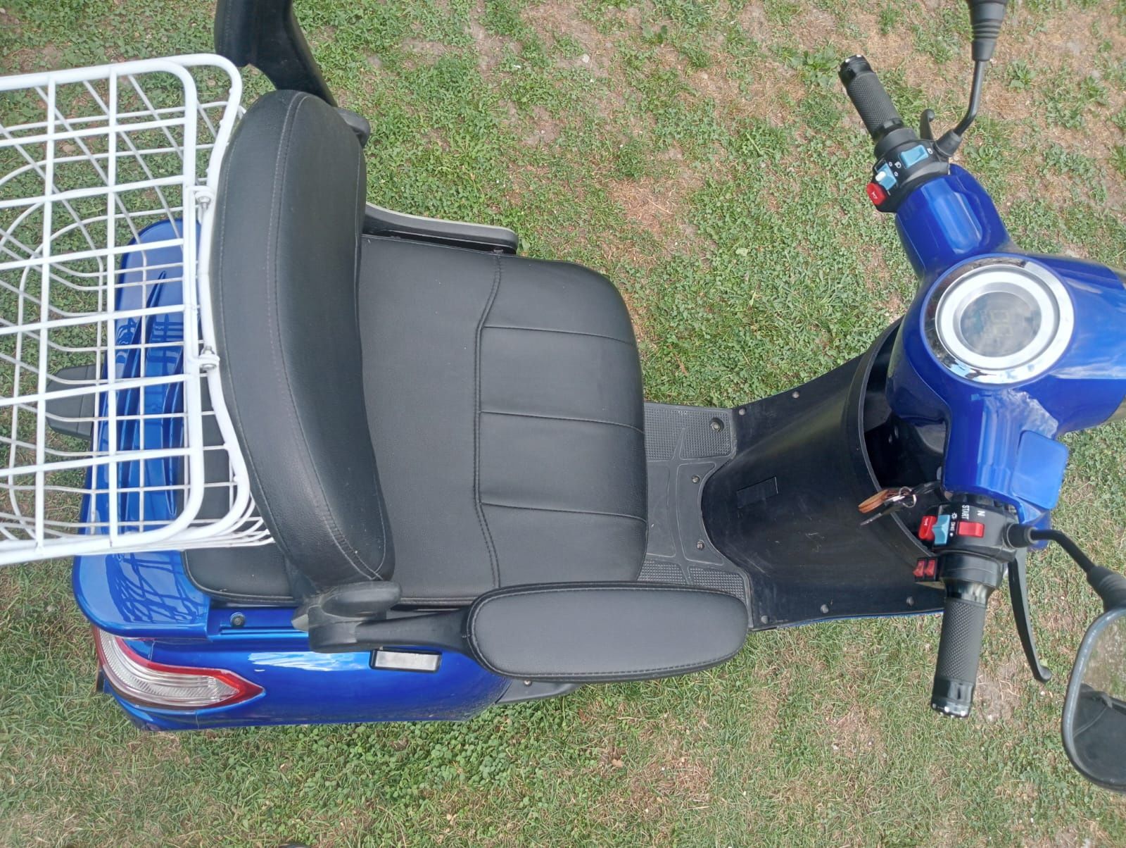 Moped electric cu 3 roti .