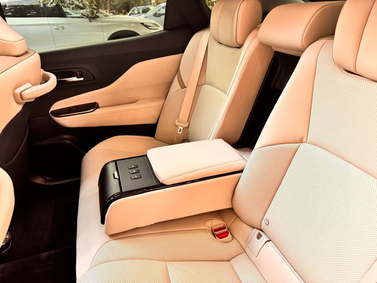 Toyota CROWN, 2023 год, Гибрид, Пробег 12 700км