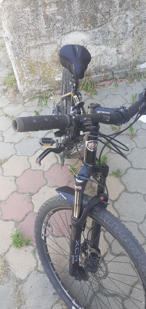 Bicicleta din aluminiu cu frine pe disc hidraulice