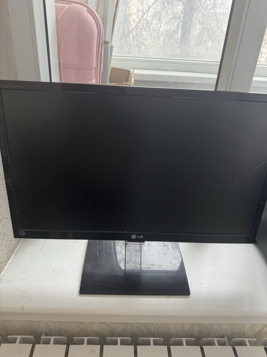 Монитор LG со шнурами