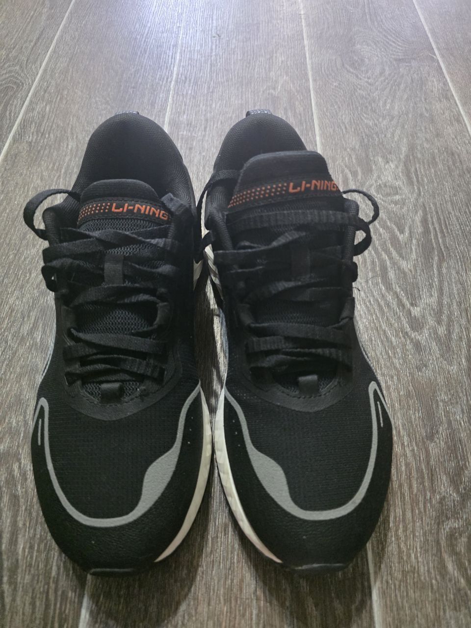 Продам фирменные кроссовки Lining  43 р