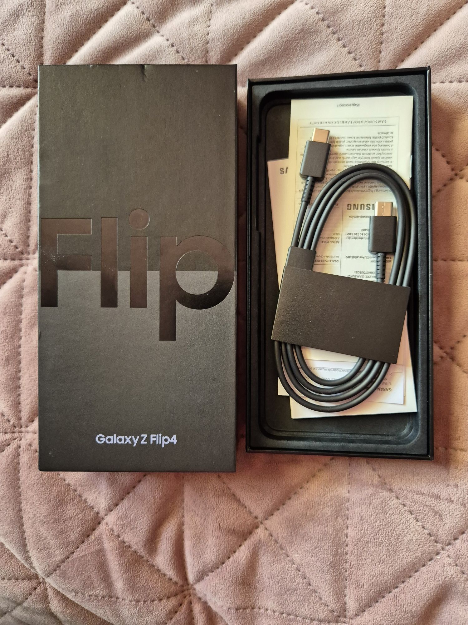 Z Flip 4 телефон