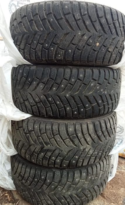 Продам комплект зимних шипованнных шин 225/45/R17