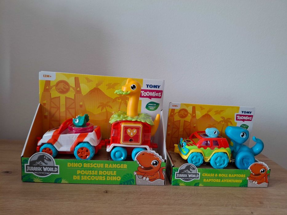 Vand lot cu 2 jucarii de la Tomy- Jurassic Wold