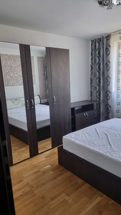 Inchiriez apartameant cu 3 camere.