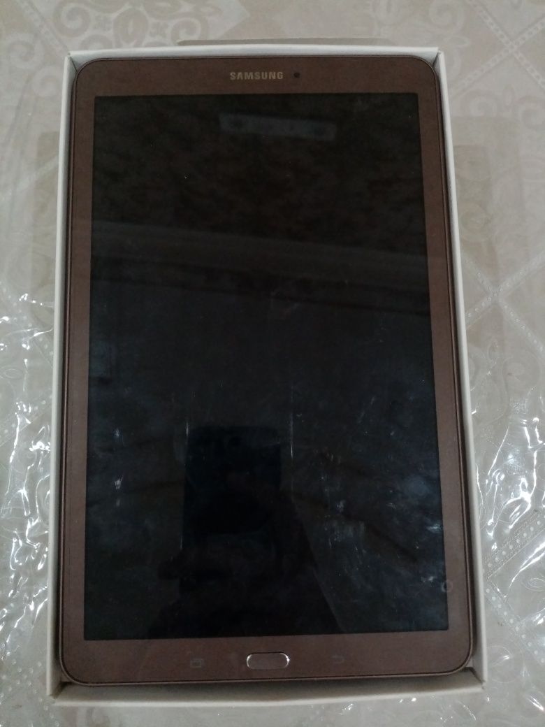 Samsung Tab E 8 gb gold Srocna sotiladi