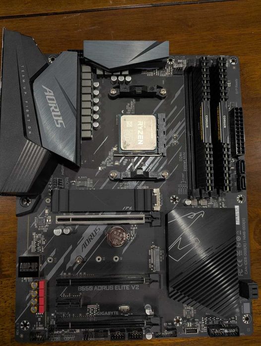 Kit pc cu ryzen 5 5600x, b550 aorus elite v2, 16 GB ram 3600