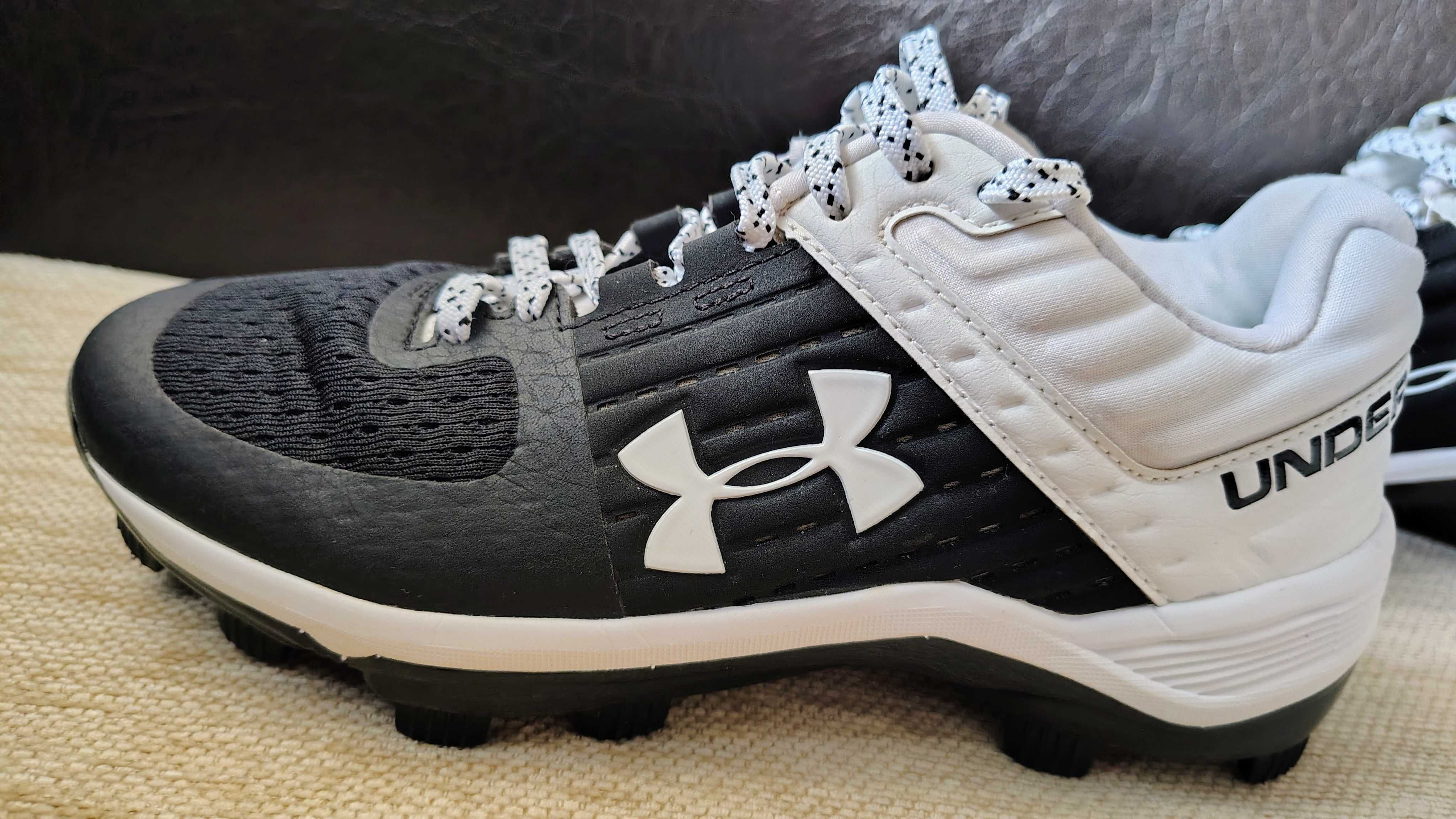 Футболни обувки Under Armour кожени бутонки, бяло и черно 36.5/23.5 см