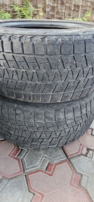 Пара зимних шин б/у.