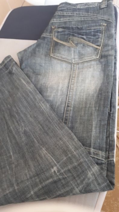 Новые мужские джинсы.