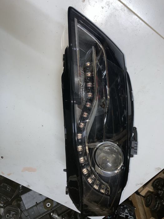 Far xenon Audi A4 B8 stanga