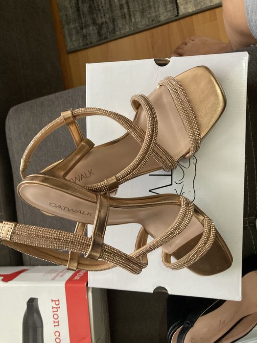 Pantofi si sandale diferite modele