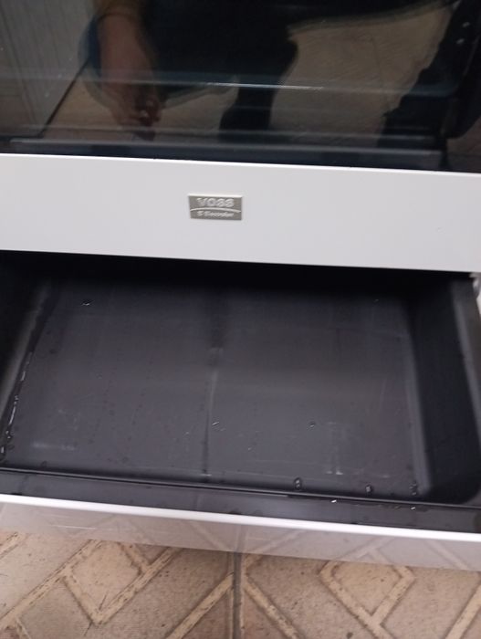 Като нова свободно стояща печка с керамичен плот Voss Electrolux