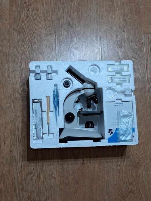 Микроскоп с увеличите с 40x,10x,4x.По договаряне.