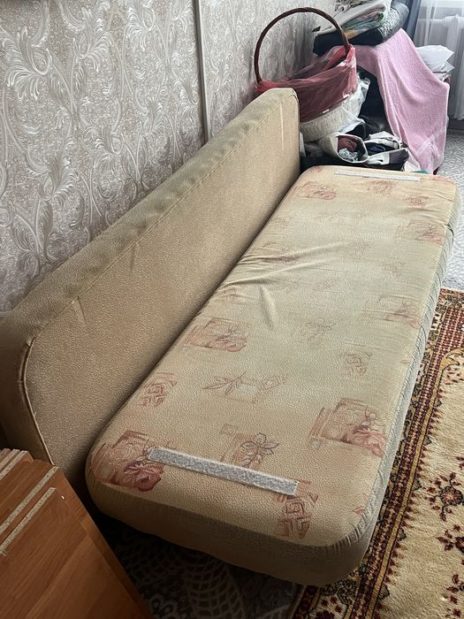 Продаю Диван в нелохом состоянии,за 20000 тенге,цена договорная