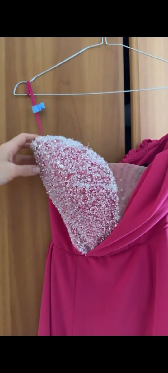 Rochie nașă, de asemenea este potrivită și pentru banchet