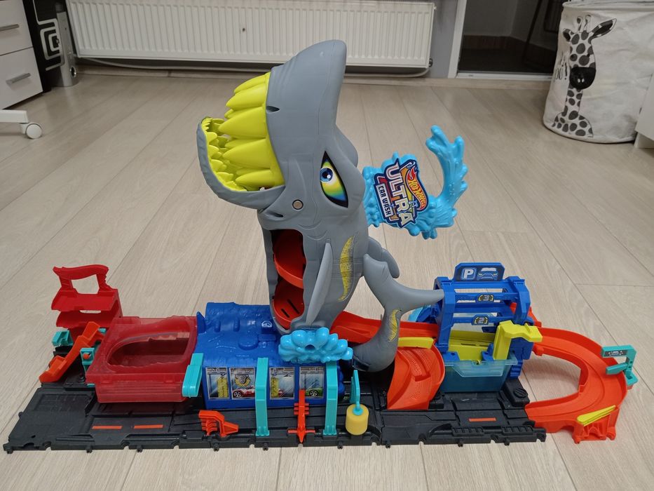 Hot Wheels City - Автомивка с акула и количка с промяна на цвета