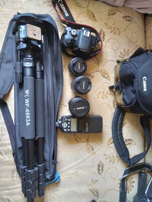 Предлага се фотокамера Canon 700D