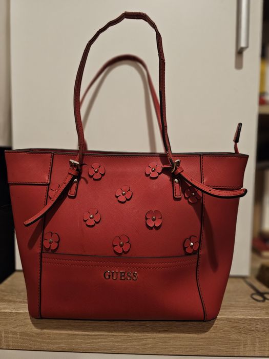Geanta Guess rosie de dimensijne medie
