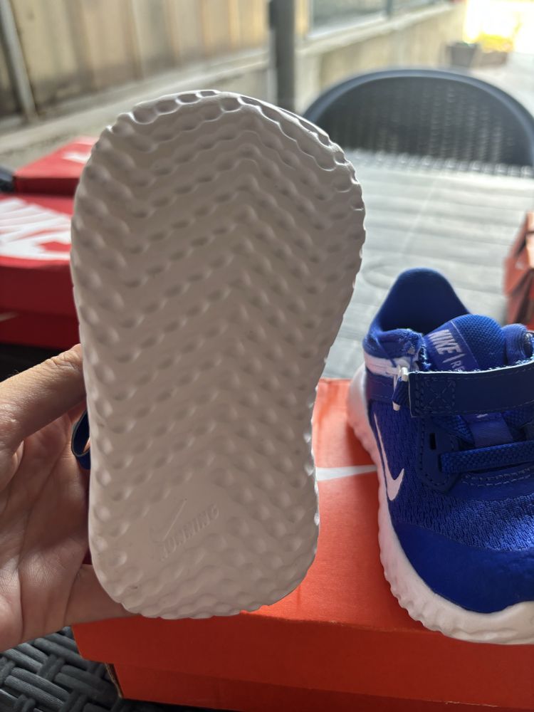 Чисто нови бебешки маратонки Nike