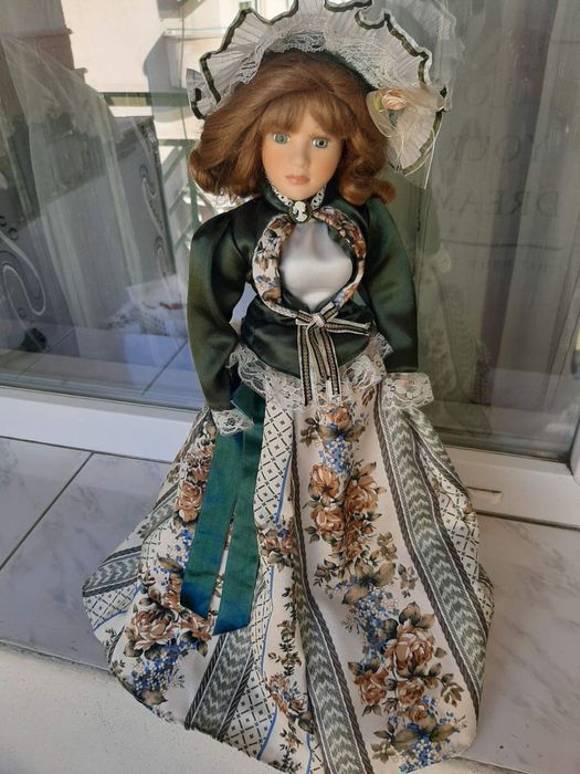 Красива порцеланова кукла