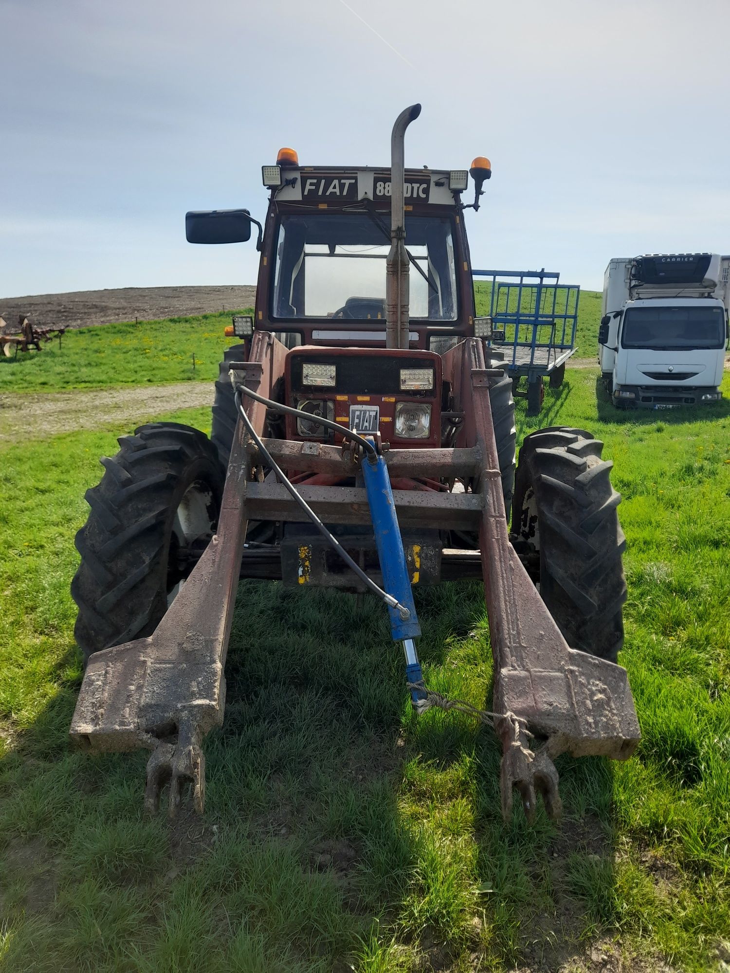 Vând tractor fiat