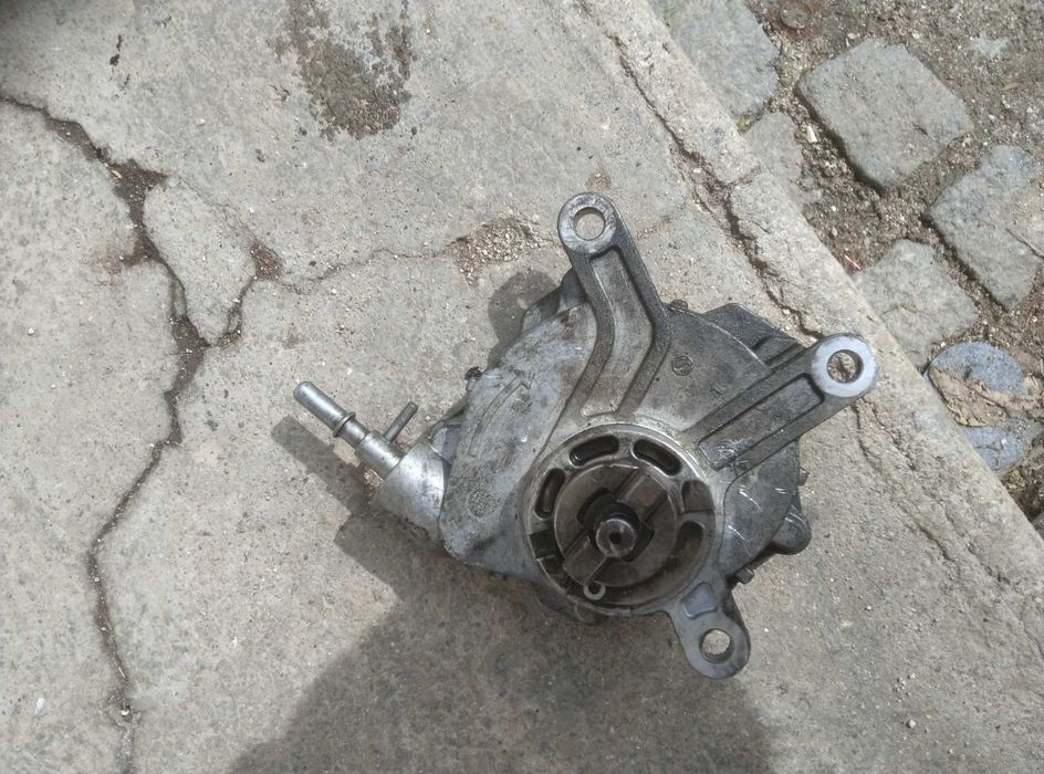 Вакуум помпа за toyota avensis toyota corolla toyota corolla verso 2.2