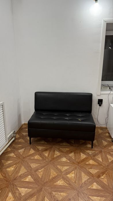 Двухместный диван, изготовлен на заказ, в идеальном состоянии