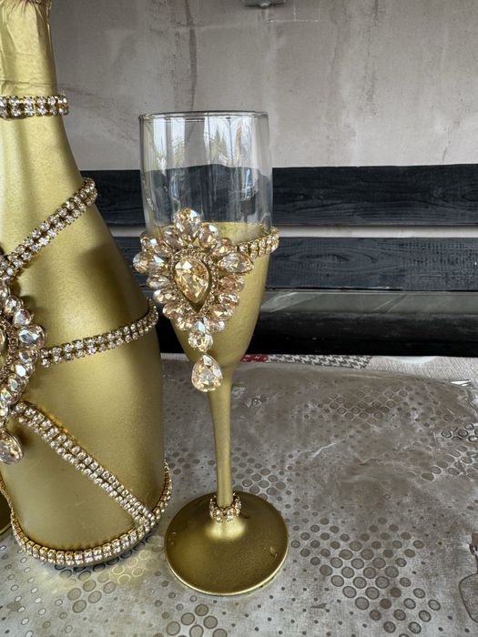 Pahare pentru miri cu sticla de sampanie