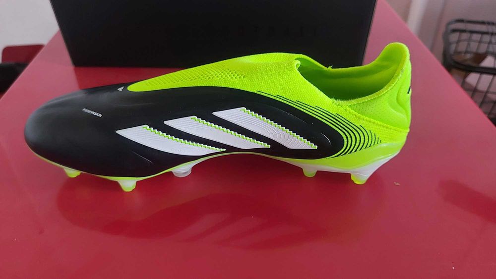 Футболни обувки adidas