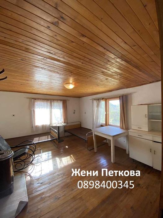 Къща с дворно място в с. Драгомир, в полите на Средна Гора