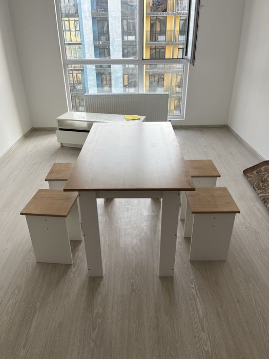 Стол и стулья кухонный