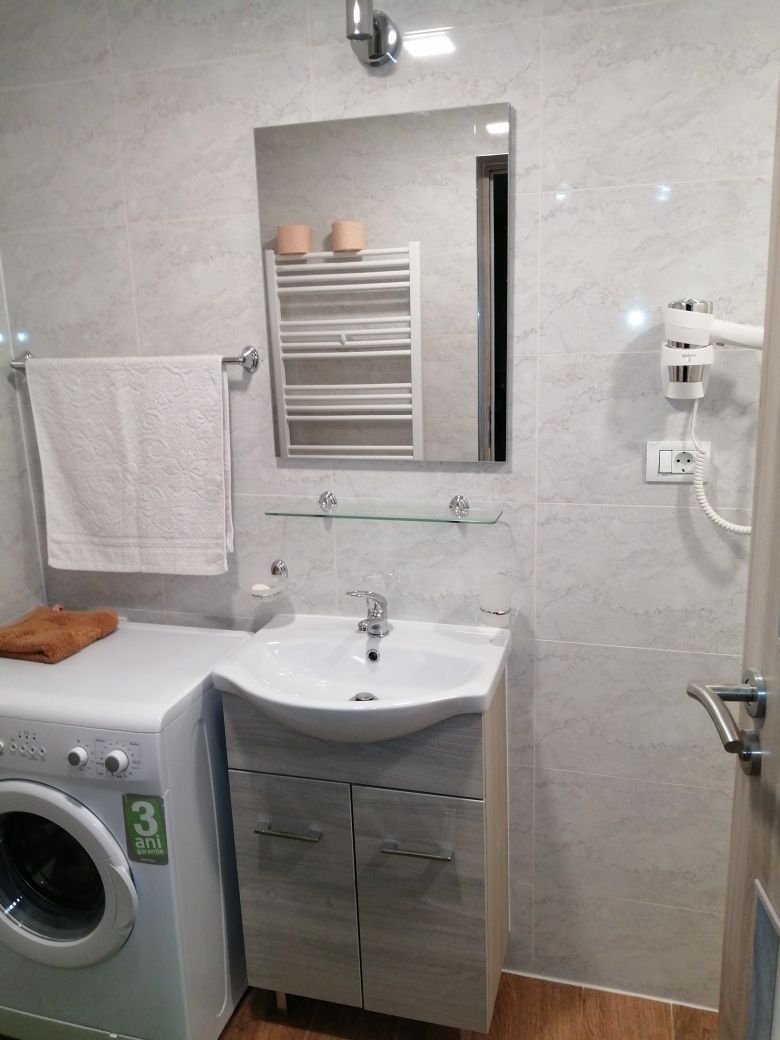 Închiriez apartament la casă pe termen lung