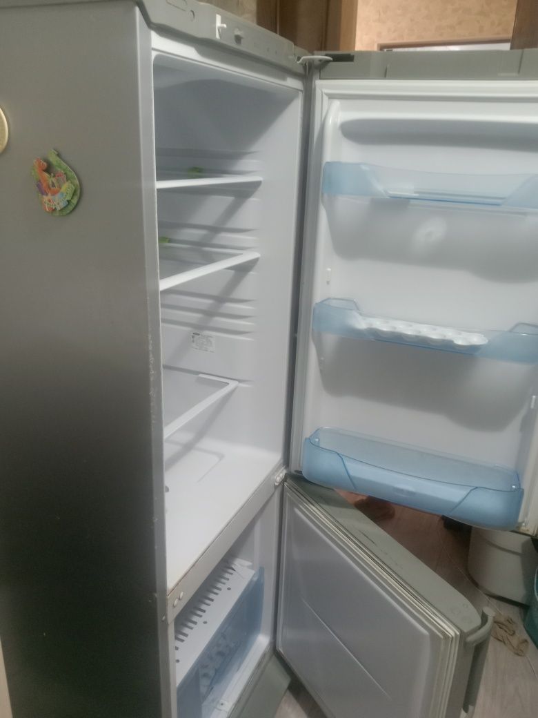 Холодильник и прихожую