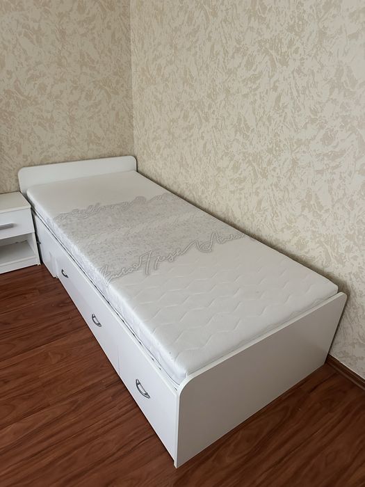 Детска спалня: легло гардероб секция и нощно шкафче