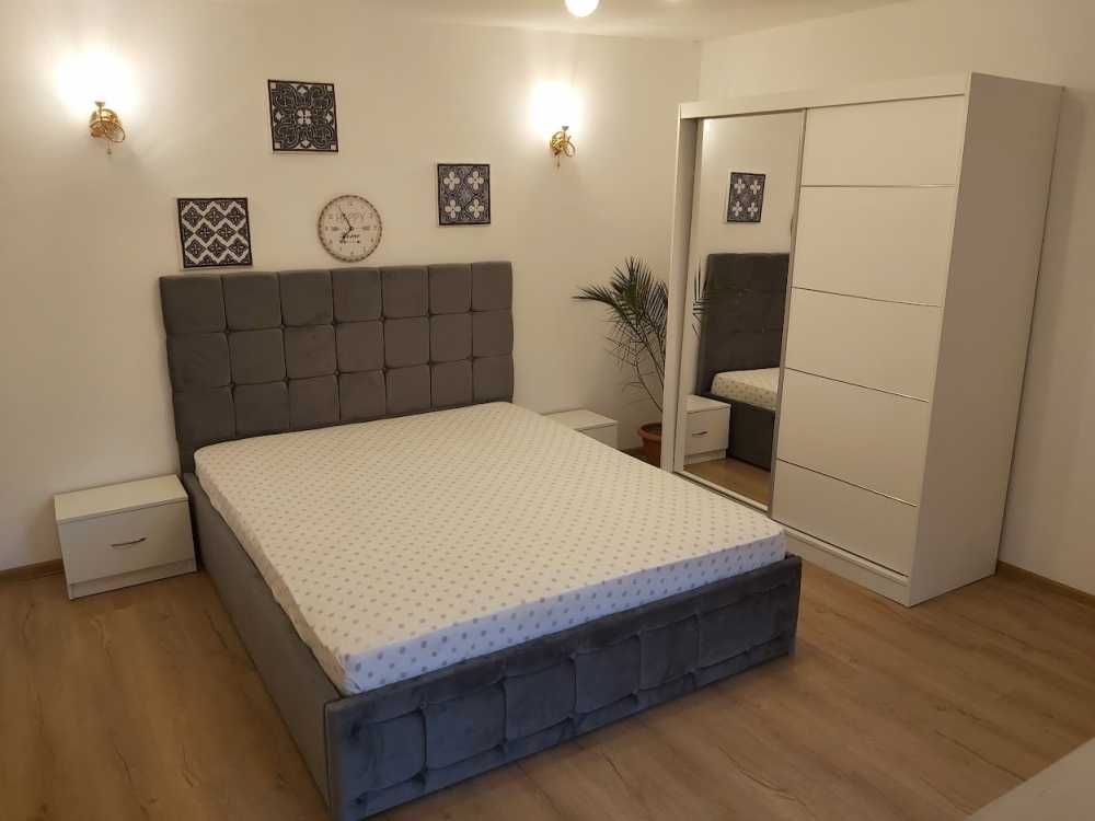 Set Dormitor Regal cu Pat Tapitat 160 cm x 200 cm COD R38