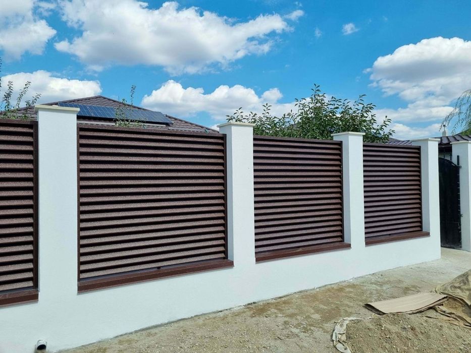 Construim la comanda dvs. garduri si porti din:
- panouri stil jaluzea