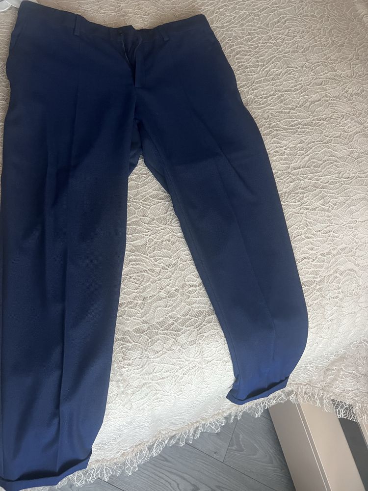 Тъмно син костюм zara