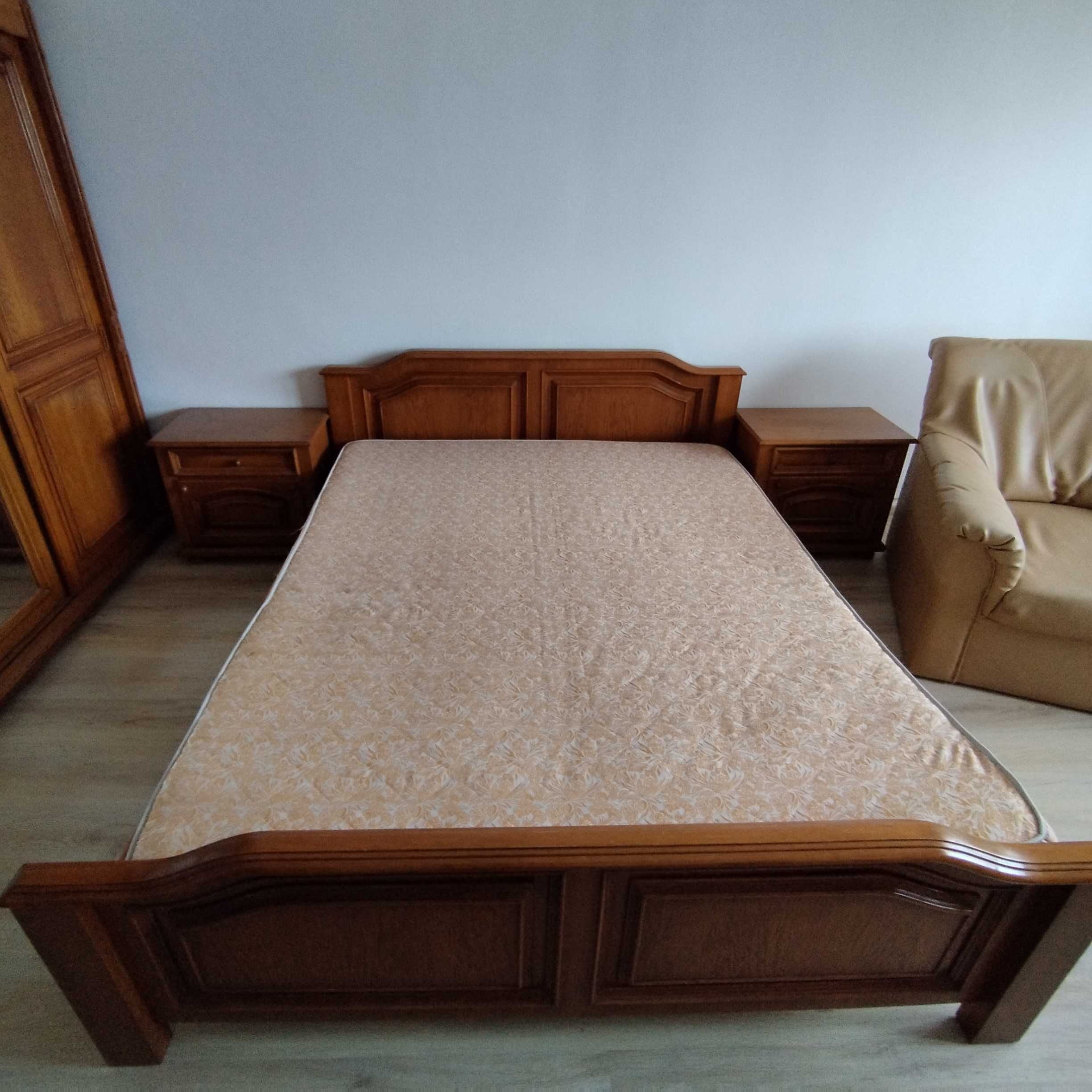 Vând mobilă dormitor din lemn masiv