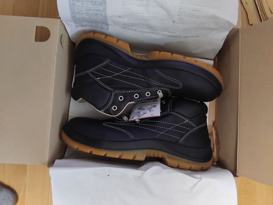 Продавам зимни работни обувки 43