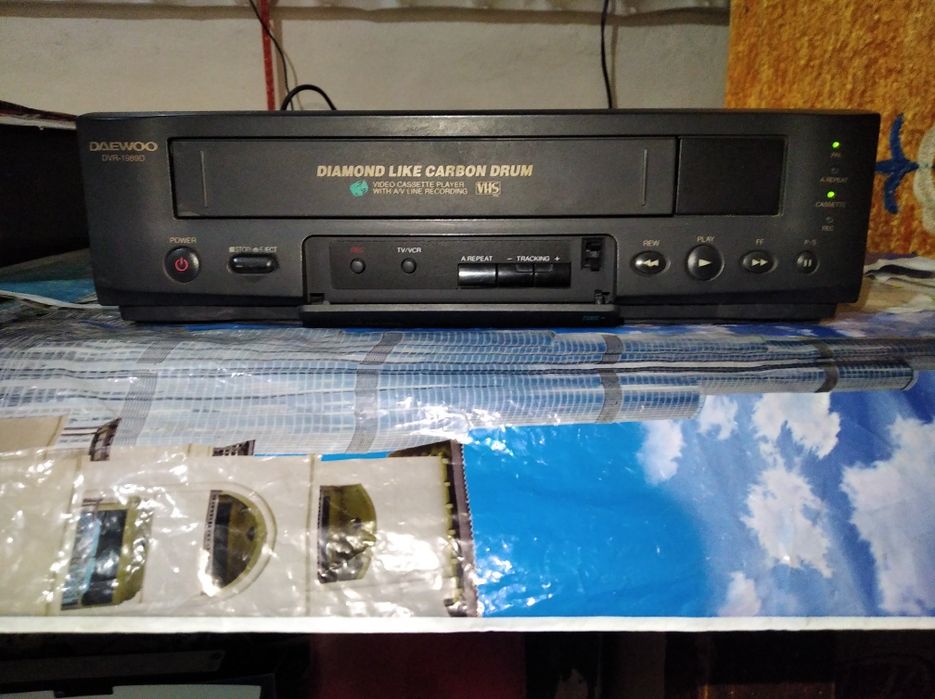 Видеомагнитафон сотилади