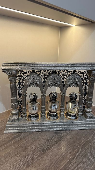 Декоративная подставка для парфюмерных флаконов в восточном стиле