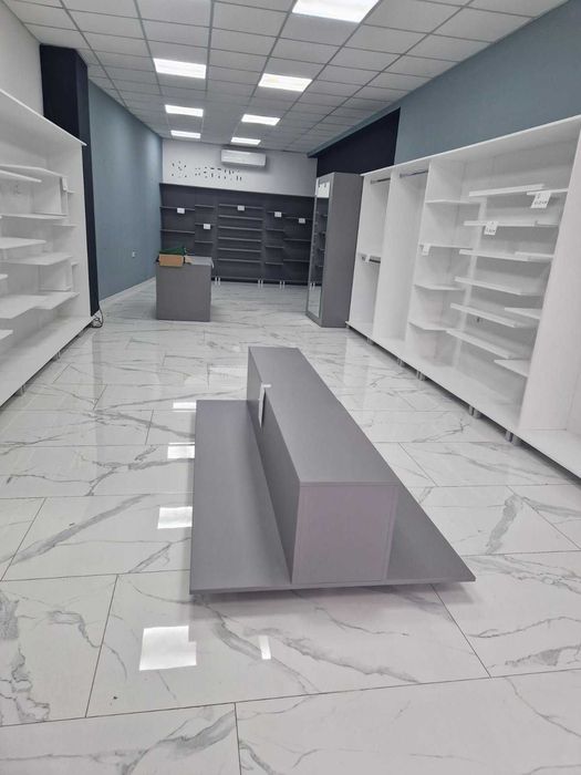 Гардеробна и пирамидален стелаж за магазин