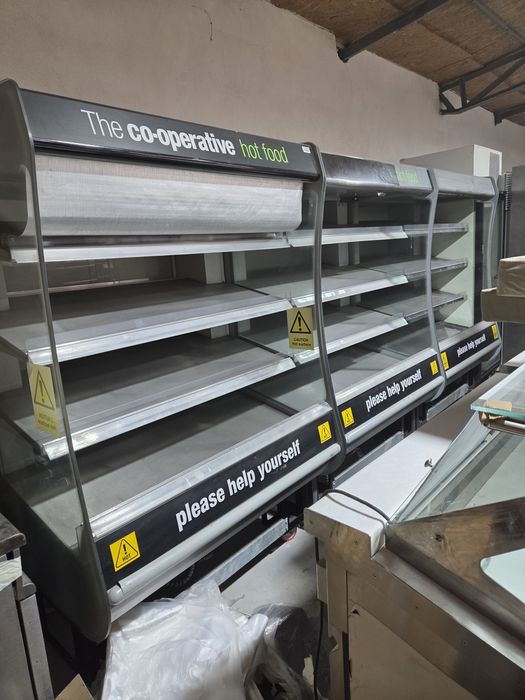 Vitrina cu rafturi calde