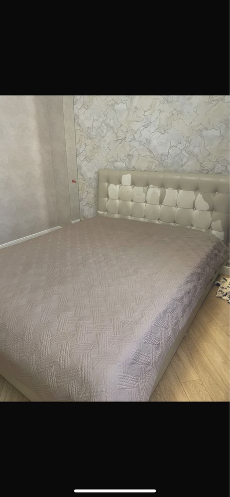 Продам двуспальную кровать с матрасом