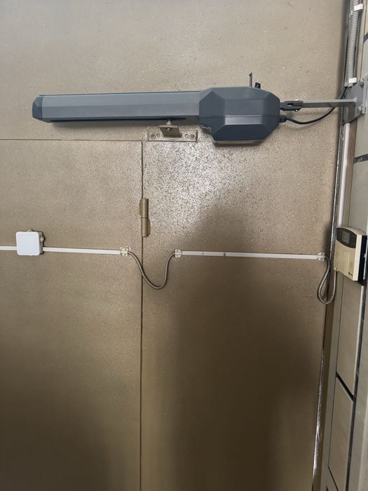 Железные ворота вместе с автоматикой