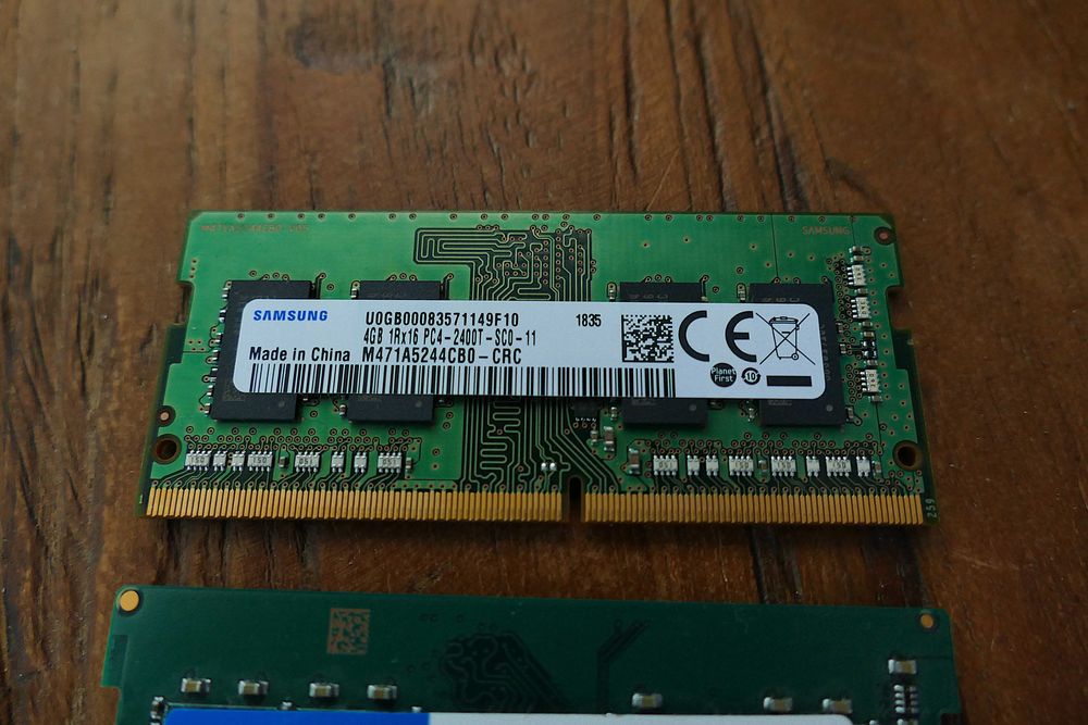Memorie RAM 2 x 4 GB DDR4 2400 MHz CL17 (Crucial + Samsung) Laptop/NAS