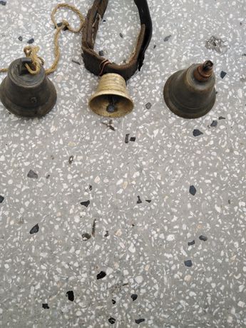 Стари бронзови звънчета и стара хлопка