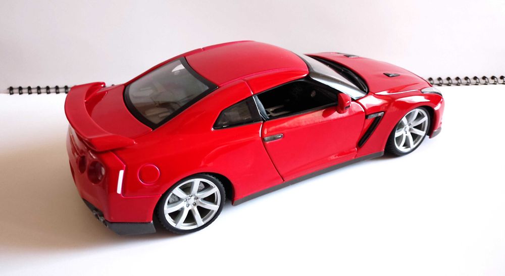 Nissan GT-R 2009 Bburago DIAMOND - Мащаб 1:18